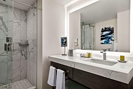 1 Bdrm Corner King Suite W/ Accessible Tub
