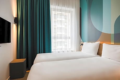 TWIN ROOM