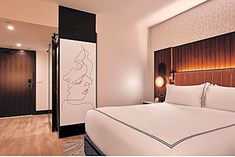 Deluxe Corner King Room