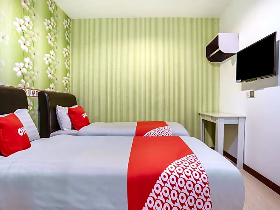 OYO 89583 Grove Hotel
