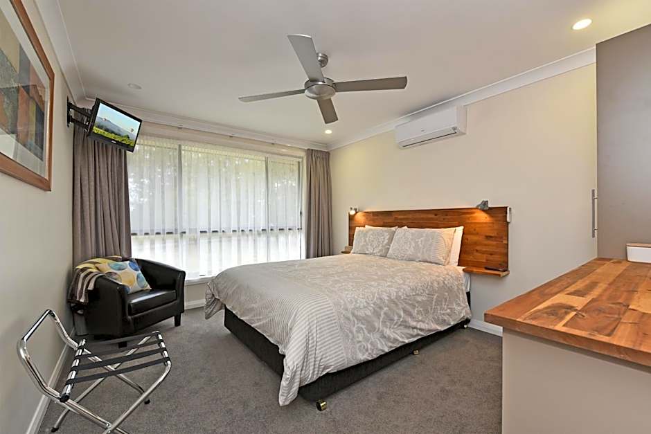 Photo 1 of 4 of 1 Queen Bed