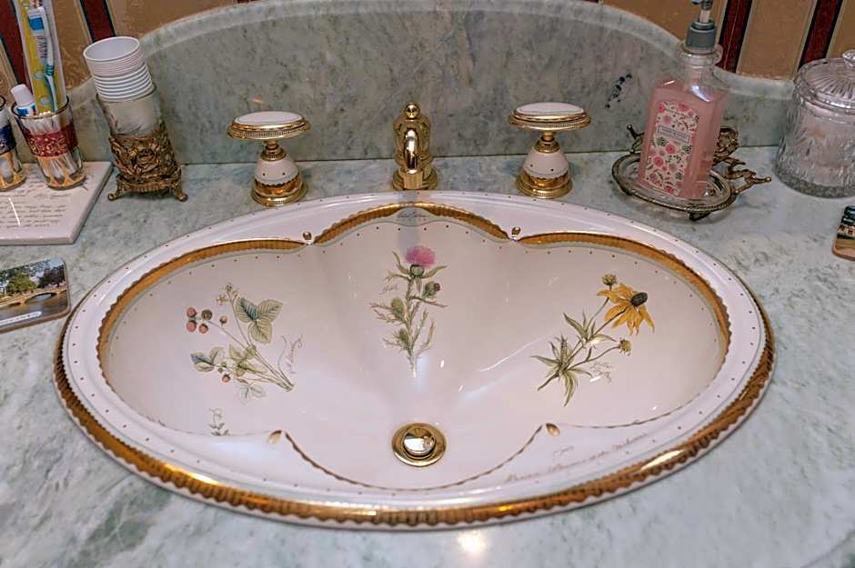 South Broadway Manor B&B - Near Fallingwater, Ohiopyle State Park, Hiking & Biking trails GAP