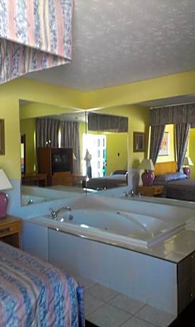 Queen Suite with Spa Bath