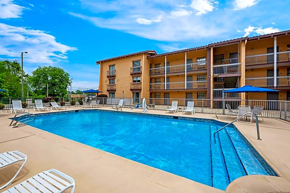 Days Inn by Wyndham Birmingham/West
