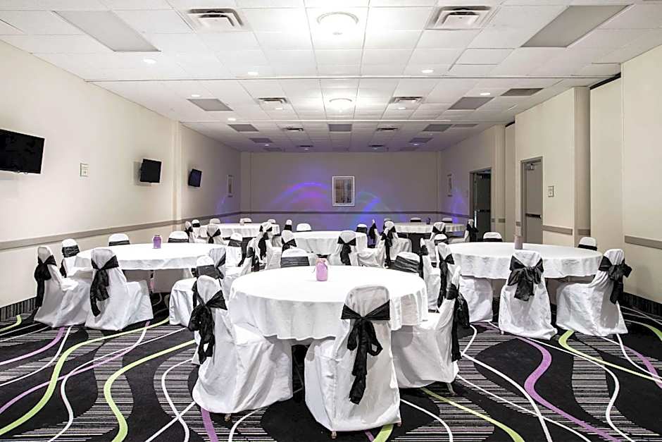 La Quinta Inn & Suites by Wyndham Davenport