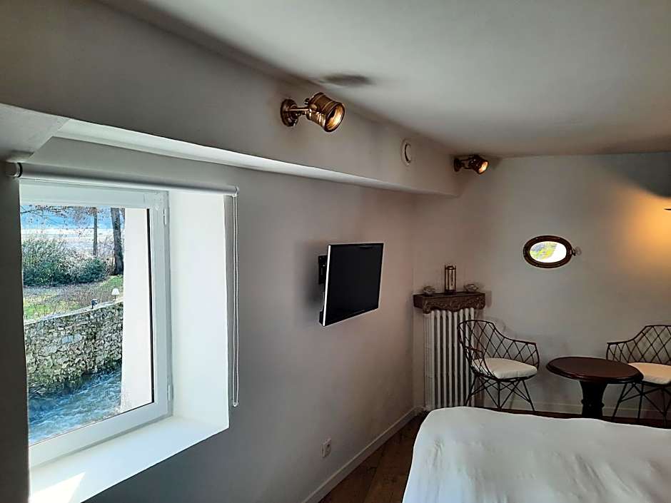 CHARME AU FIL DE L'EAU