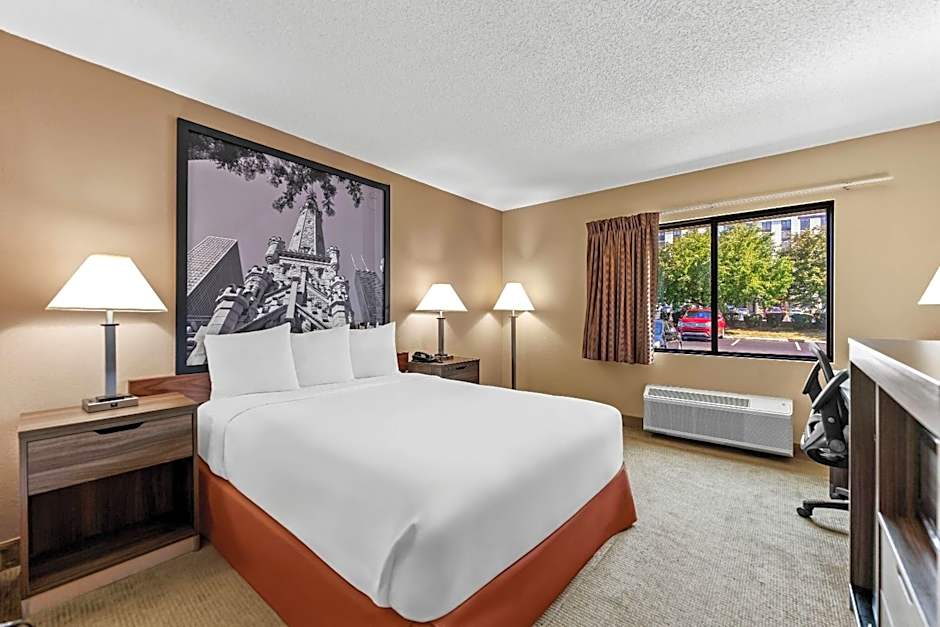 Super 8 by Wyndham Elgin