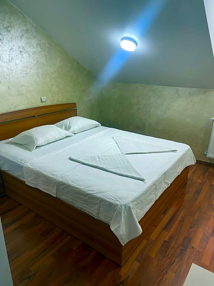 KM 80 Restaurant & Hotel