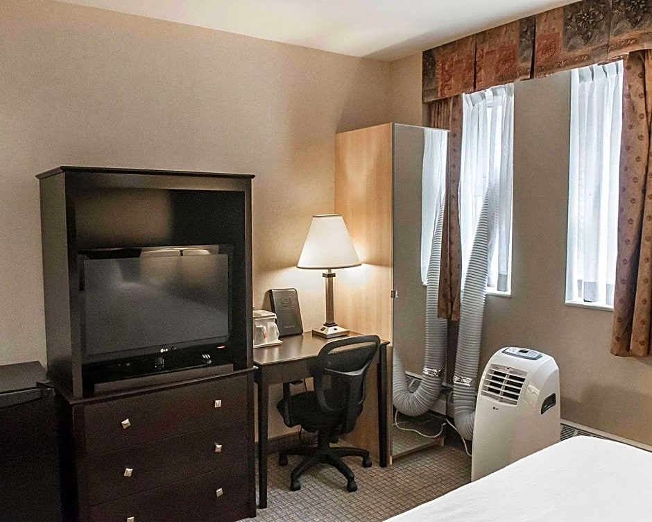 Econo Lodge Inn & Suites Downtown