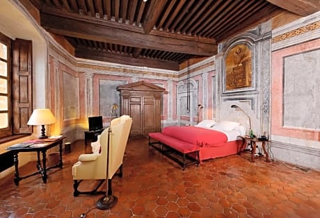 Classic Courtyard Suite