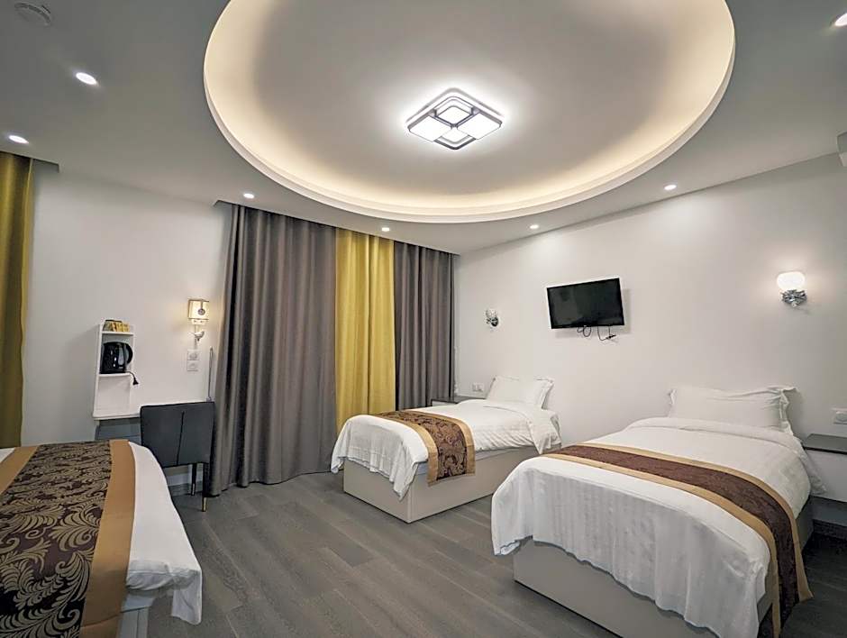 Foto 1 dari 6 — 1 Double Bed and 2 Twin Beds