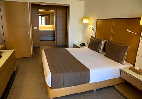 Deluxe One-Bedroom Suite with Balcony