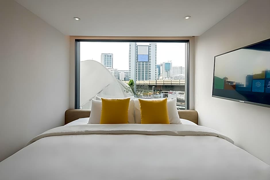 YELLO ROOMS Victory Monument