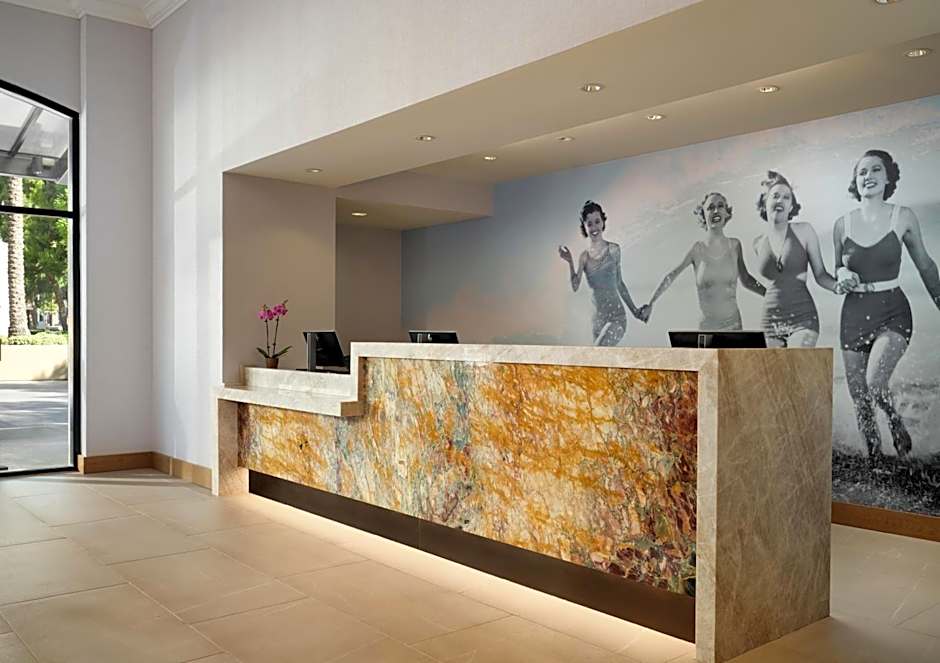 Hotel Zessa Orange County Airport, a DoubleTree by Hilton