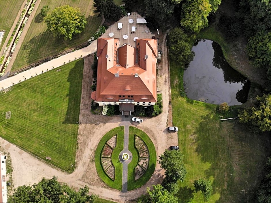 Pałac Bogaczów - noclegi - restauracja - przyjęcia