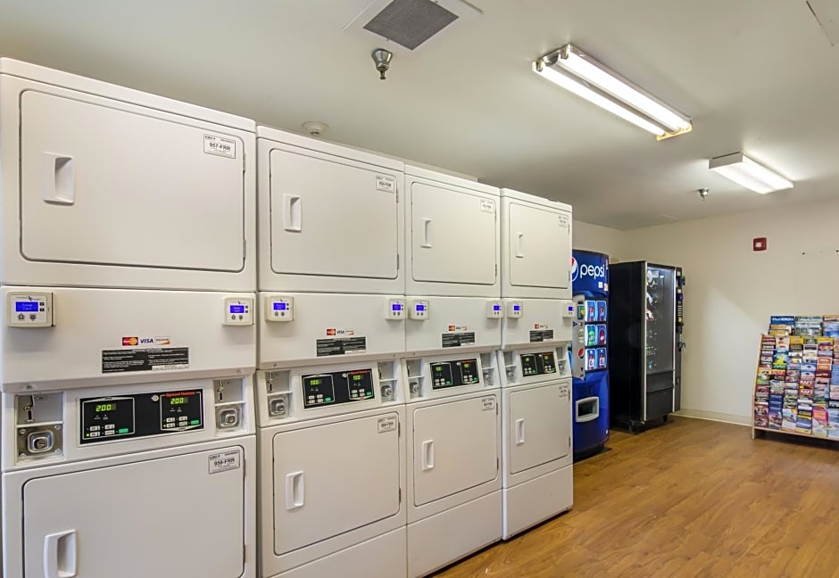 HomeTowne Studios by Red Roof Denver - Glendale/ Cherry Creek