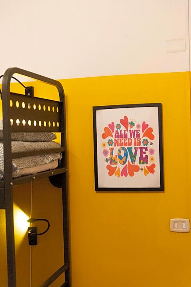 Sunflower Beach Backpacker Hostel & Bar