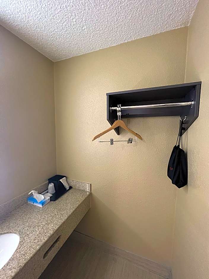 Super 8 by Wyndham Paducah I-24 Exit 4