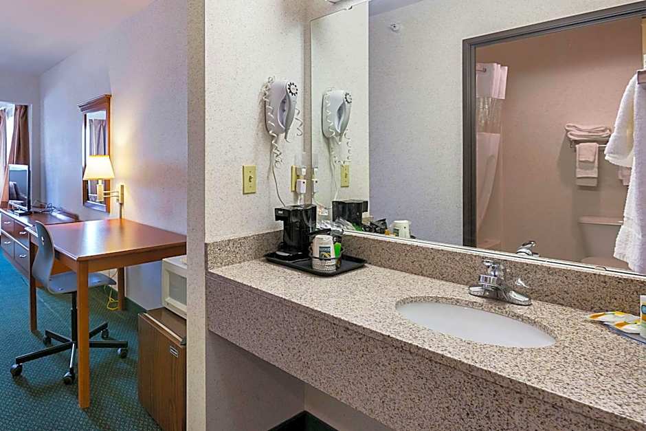 Quality Inn & Suites Belmont - Platteville