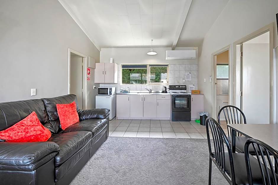 Jack & Di's Waiteti Lakefront Motel