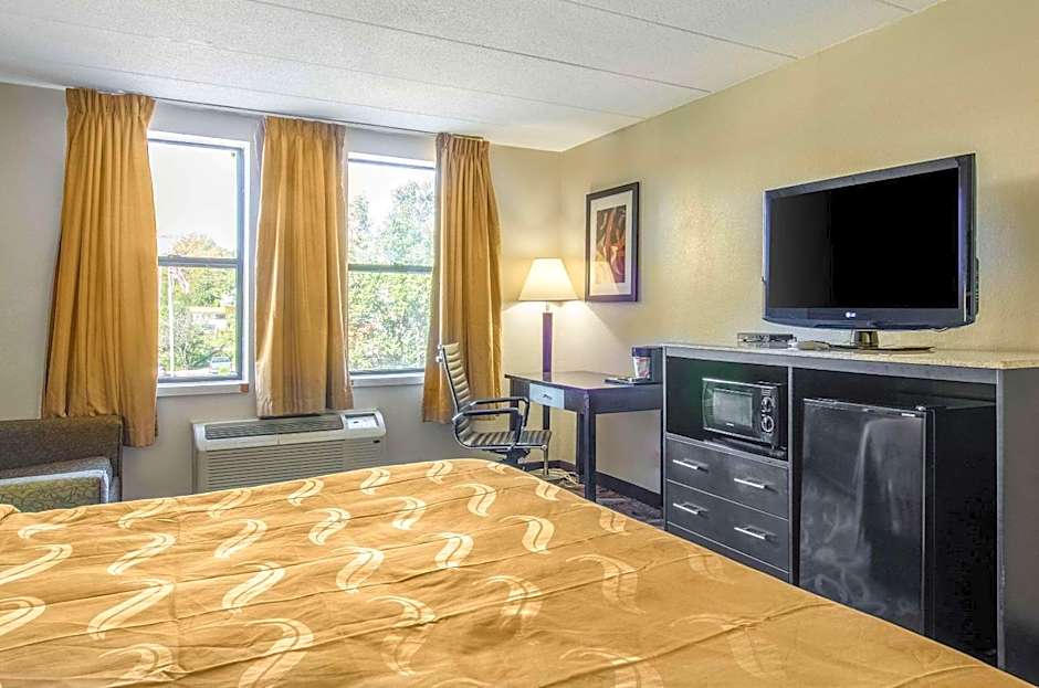 La Casa Inn & Suites-Middleboro