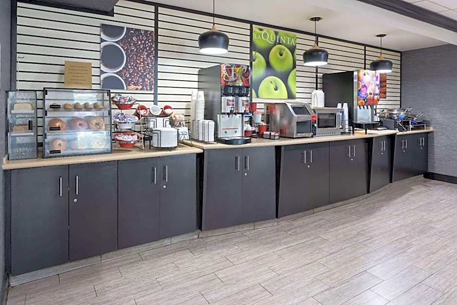 La Quinta Inn & Suites by Wyndham Buffalo Airport