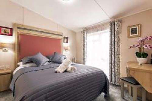 Primrose Lodge with Hot Tub