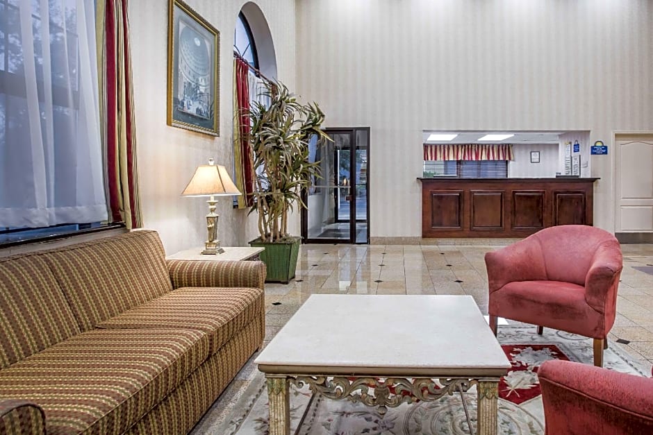 Days Inn & Suites by Wyndham Columbia Airport