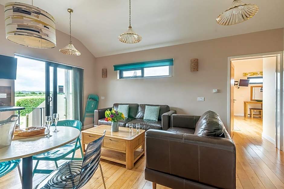 Tor Farm Lodges - Private Hot Tubs, Shared Seasonal Outdoor Pool, Dog Friendly