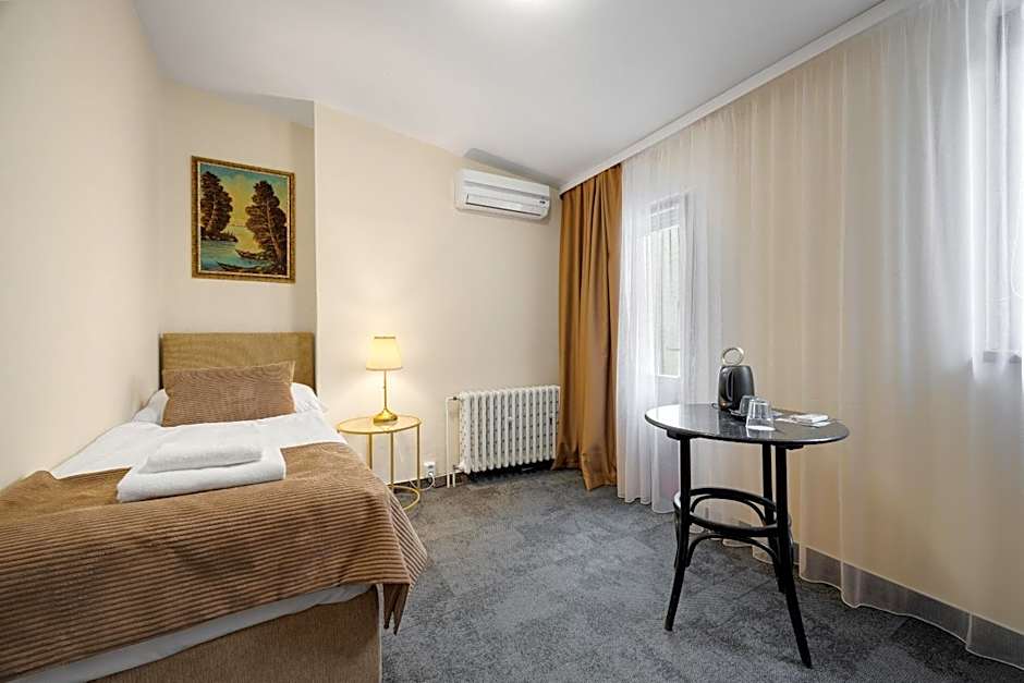 Hotel Reverie - Dependance, Check-in at Metropolitan Star