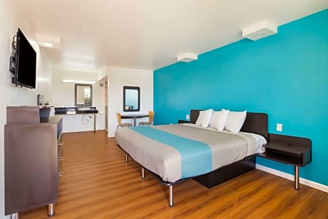 King Room with Roll-in Shower - Disability Access - Non-Smoking