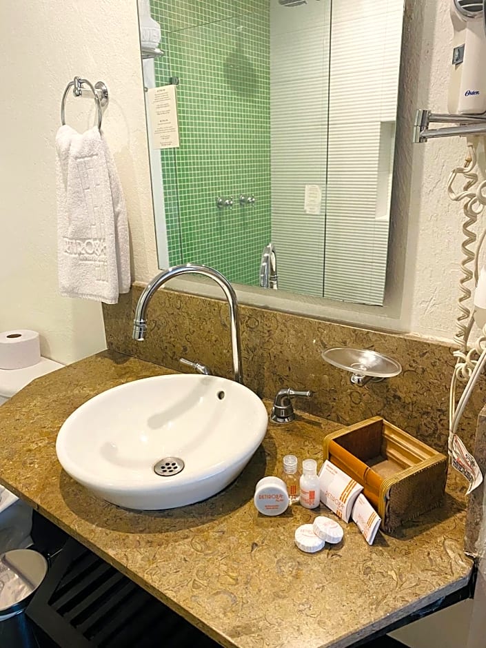 Hotel Retiro 84 by MIJ