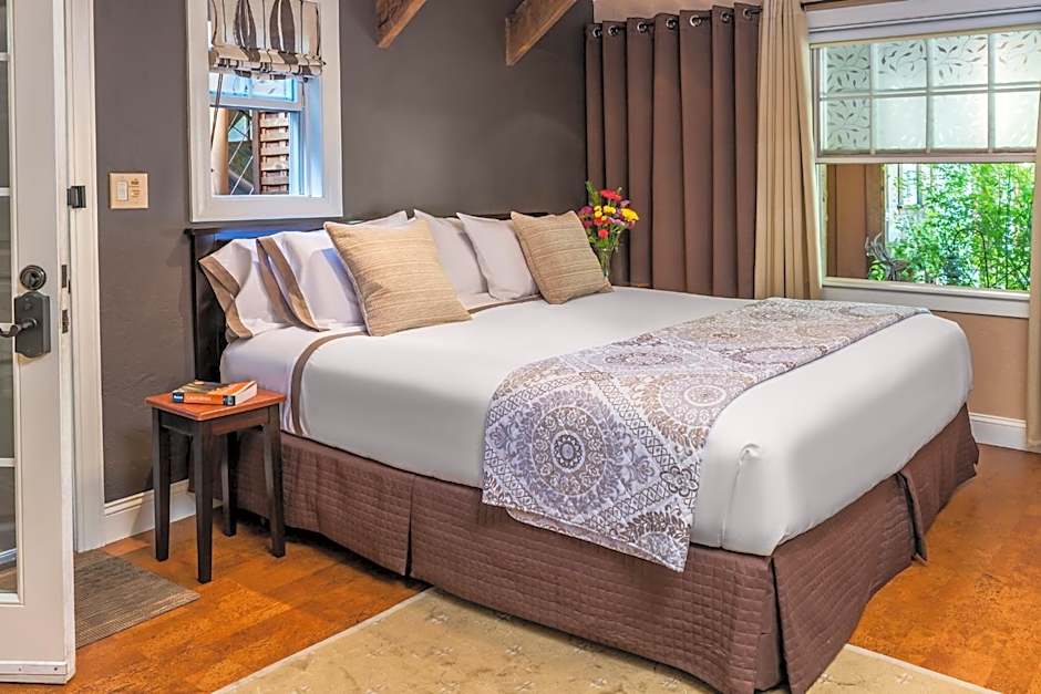 Photo 1 of 5 of Deluxe 1 King Bed