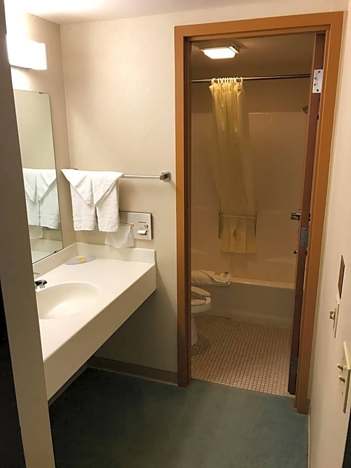 Econo Lodge Inn & Suites