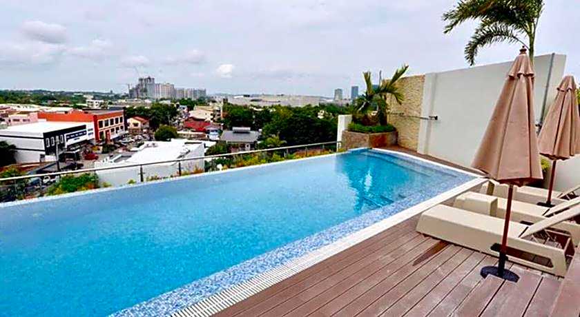 J7 Plaza Hotel