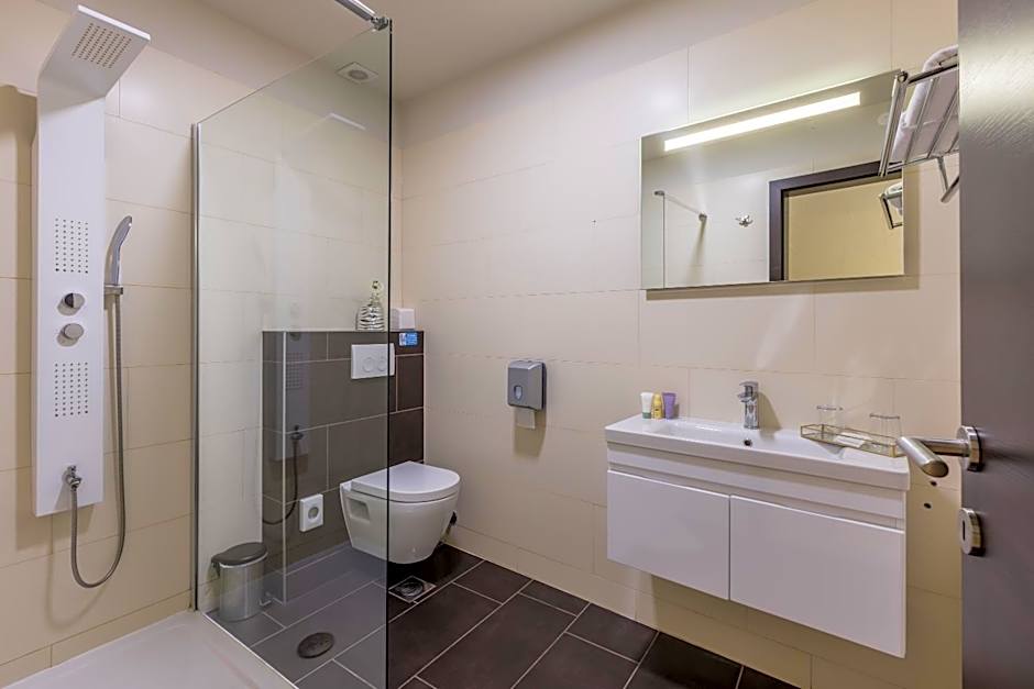 Leonis Restaurant & Rooms
