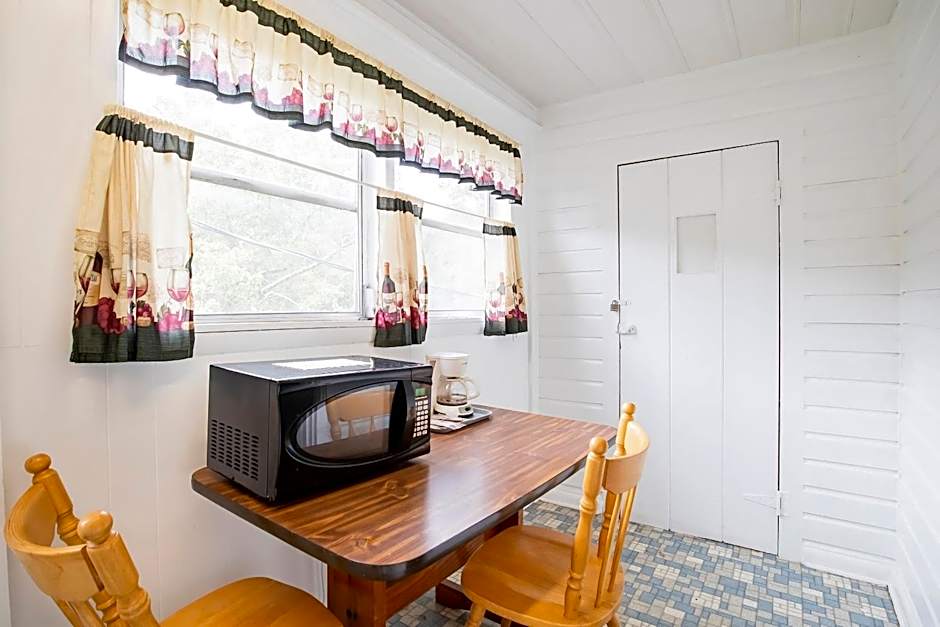 Lloyd's On The River Country Inn By OYO