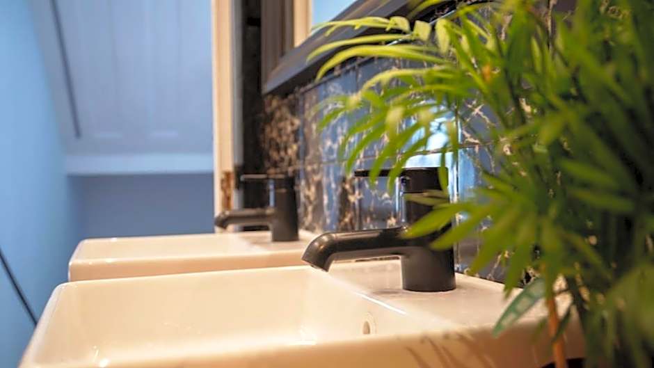 Inn Door 21 - Hostel & Suite