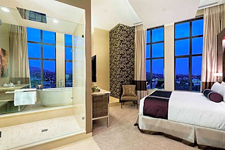 2 Bedroom Suite, Bedroom 1: 1 King, Bedroom 2: 1 King, High Floor