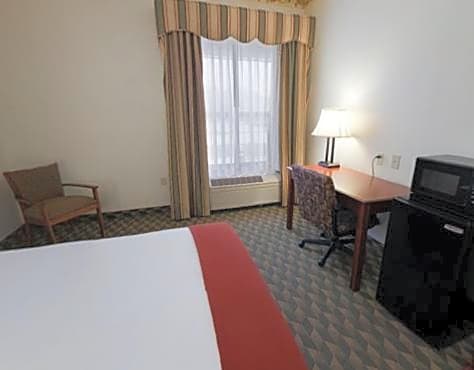 Holiday Inn Express Hotel & Suites Laurinburg