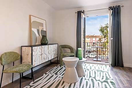 Apartment with Market view