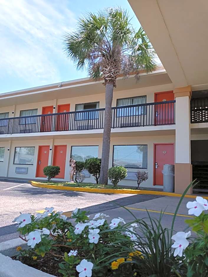 Hole Inn the Wall Hotel - Fort Walton Beach - Sunset Plaza - near Beaches & Hurlburt