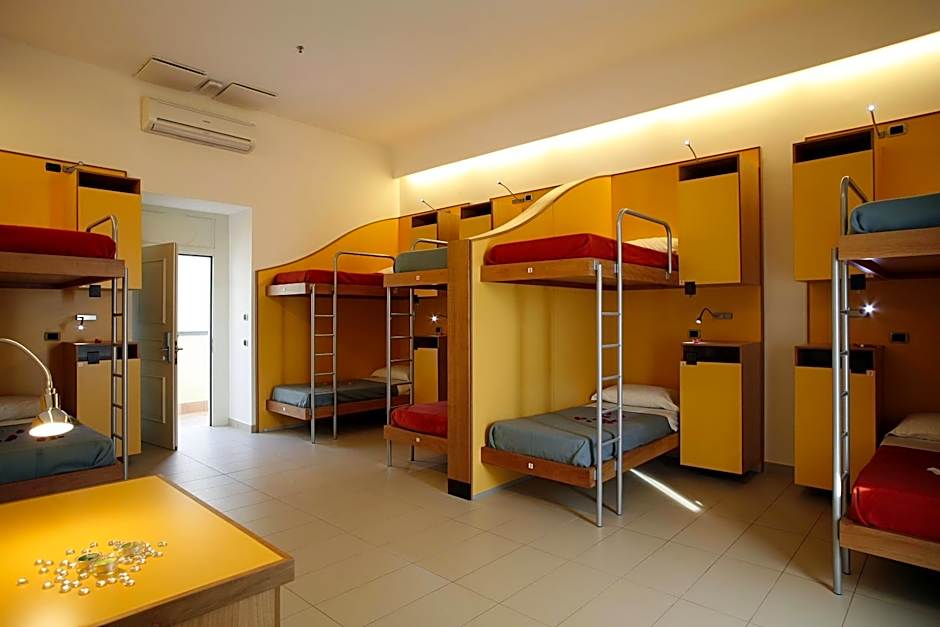 Seven Hostel & Rooms