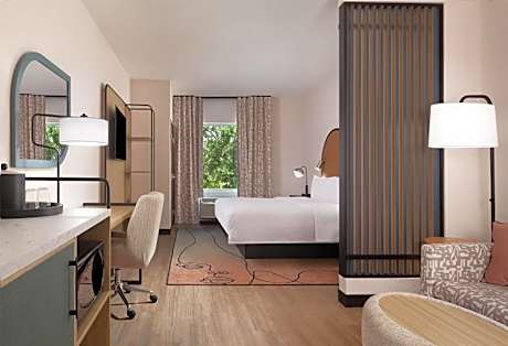 1 King Mobility/Hearing Accessible Ri Shower