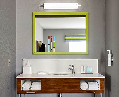 1 King Mobility/hearing Access Tub Studio Ns Vis Firealrm/door/phn Alrt/sofabed Microwv/fridge/wetba