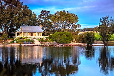 Stonewell Cottages and Vineyards
