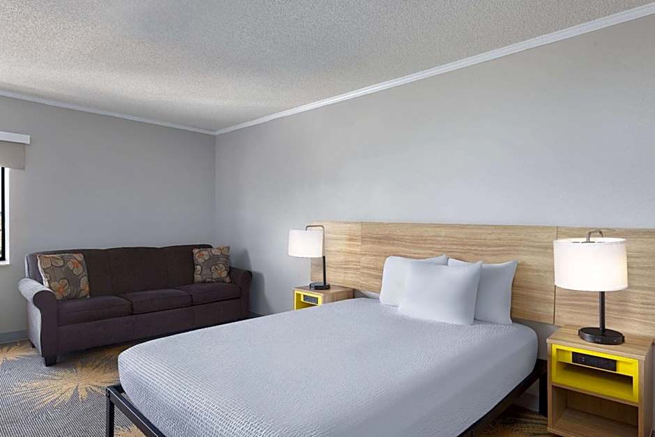 Days Inn and Suites by Wyndham Kansas City South