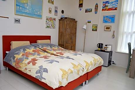 Large Double Room with Shared Bathroom