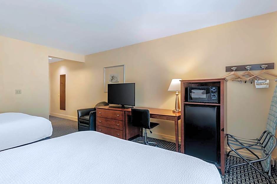 Photo 1 of 5 of 2 Queen Beds, Pet-Friendly