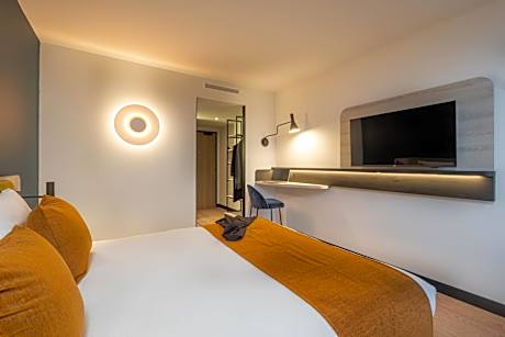 Family Room - 1 Double Bed & 2 Single Beds